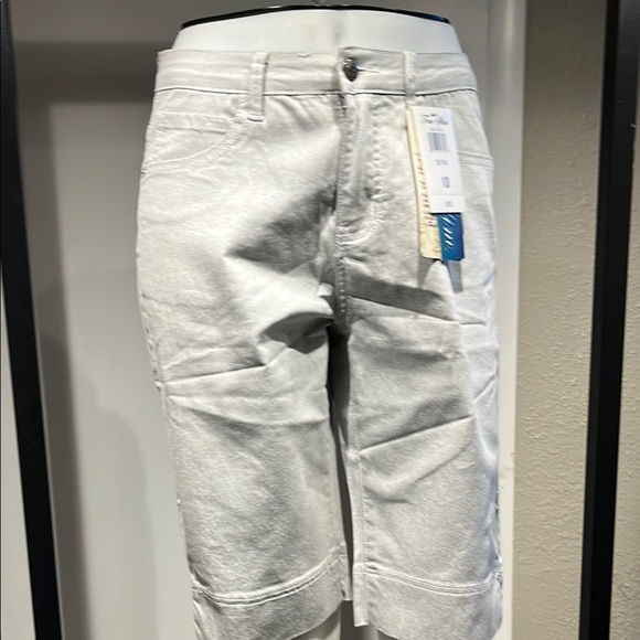 Relaxed Fit Gray Jean Shorts with Cuffed Hem - Picture 4 of 9